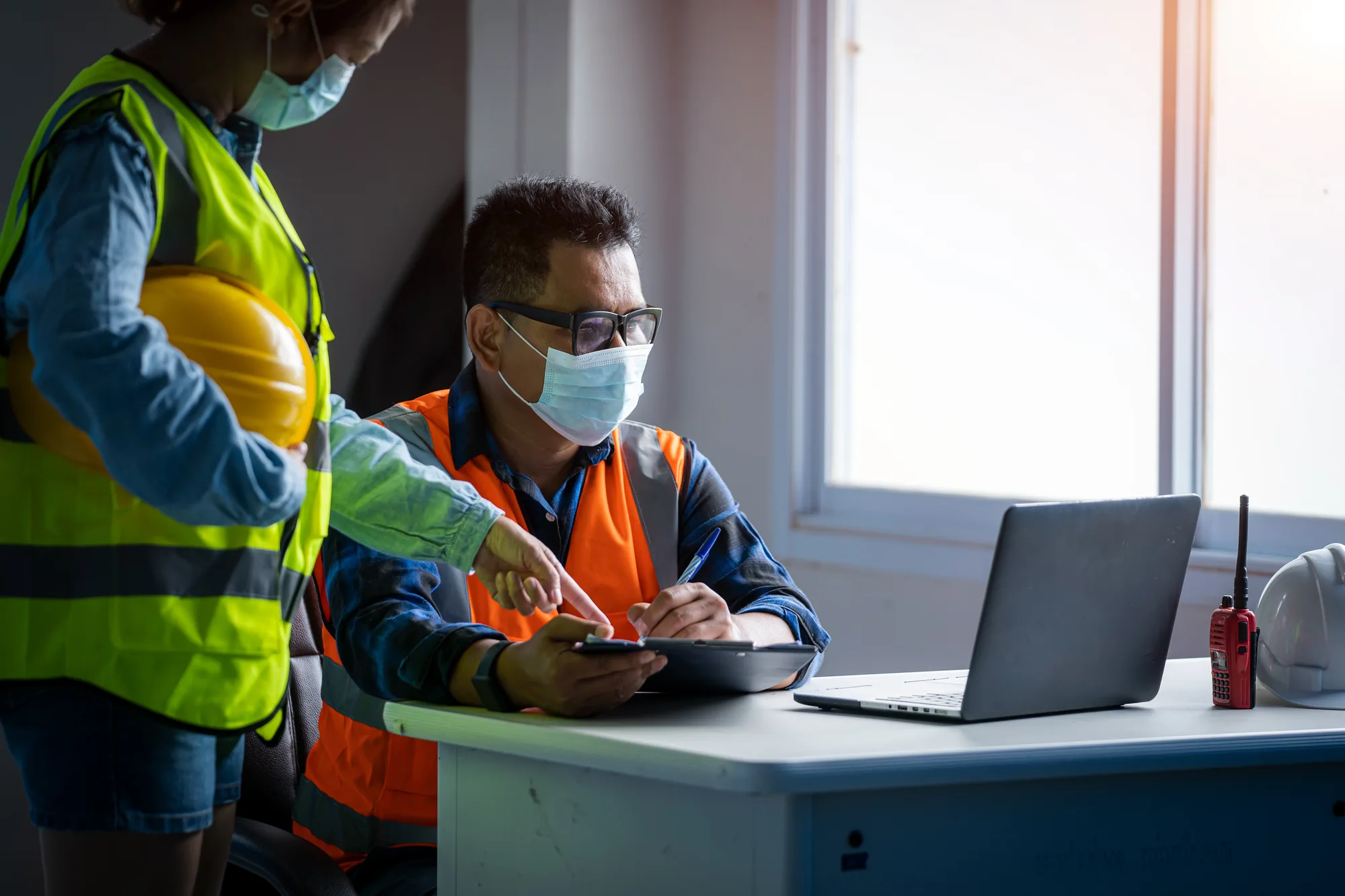 Pracownicy offshore przeglądający dokumentację przed badaniem OEUK